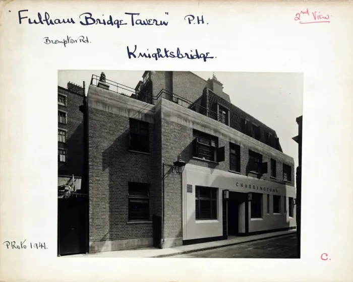 Framed Print : Photograph of Fulham Bridge Tavern, Knightsbridge, London Framed Print : Photograph of Fulham Bridge Tavern, Knightsbridge, London