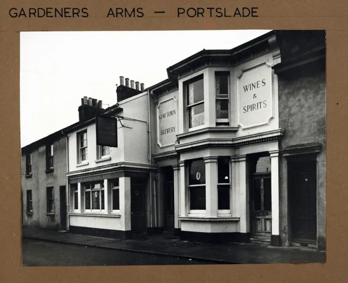 Framed Print : Photograph of Gardeners Arms, Portslade, Sussex