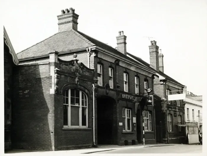 Framed Print : Photograph of Globe & Crown PH, Yeovil, Somerset Framed Print : Photograph of Globe & Crown PH, Yeovil, Somerset