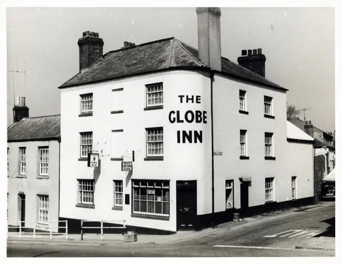 Framed Print : Photograph of Globe Inn, Honiton, Devon Framed Print : Photograph of Globe Inn, Honiton, Devon