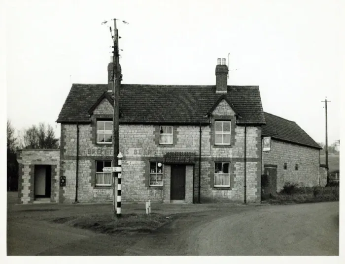Framed Print : Photograph of Globe Inn, Yeovil, Somerset Framed Print : Photograph of Globe Inn, Yeovil, Somerset