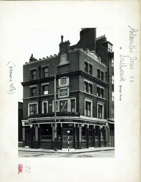 Framed Print : Photograph of Goldsmiths Arms, Southwark, London Framed Print : Photograph of Goldsmiths Arms, Southwark, London