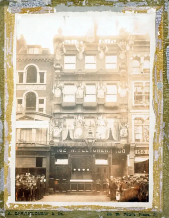 Framed Print : Photograph of Grapes PH, Southwark (New), London Framed Print : Photograph of Grapes PH, Southwark (New), London