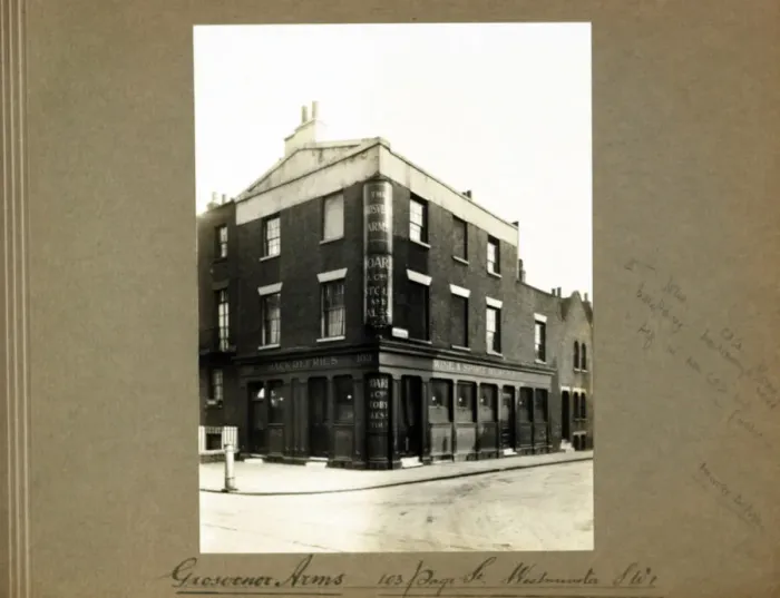 Framed Print : Photograph of Grosvenor Arms, Westminster, London Framed Print : Photograph of Grosvenor Arms, Westminster, London