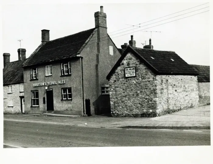 Framed Print : Photograph of Half Moon Inn, Mudford, Somerset Framed Print : Photograph of Half Moon Inn, Mudford, Somerset