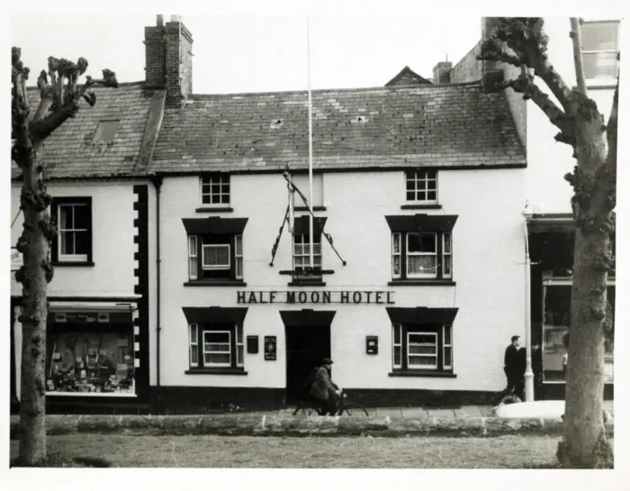 Framed Print : Photograph of Half Moon PH, Yeovil, Somerset Framed Print : Photograph of Half Moon PH, Yeovil, Somerset