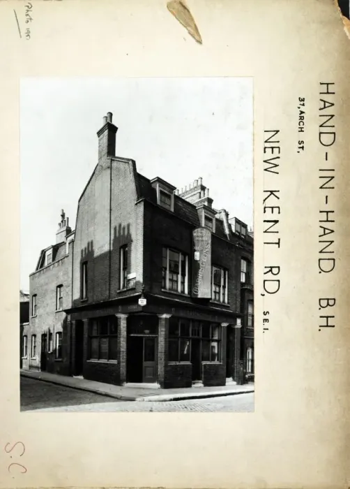 Framed Print : Photograph of Hand In Hand PH, New Kent Road (Old), London Framed Print : Photograph of Hand In Hand PH, New Kent Road (Old), London