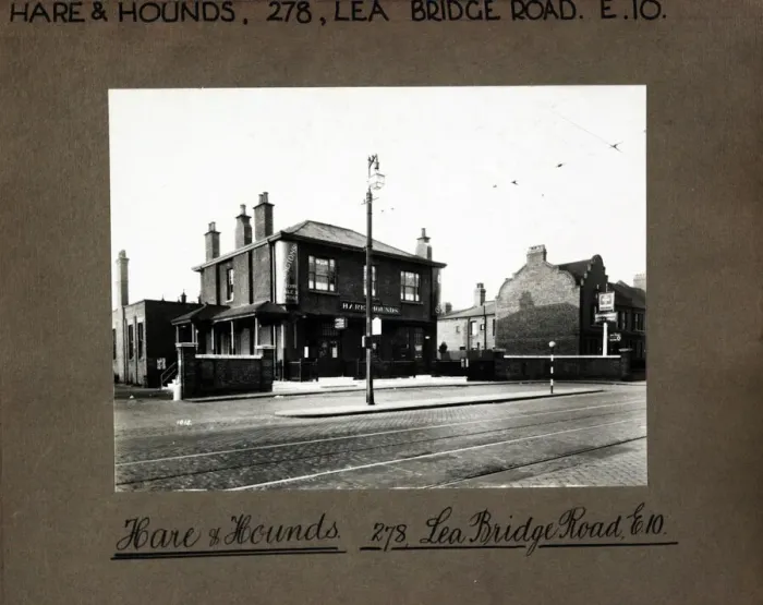 Framed Print : Photograph of Hare & Hounds PH, Lea Bridge, London Framed Print : Photograph of Hare & Hounds PH, Lea Bridge, London