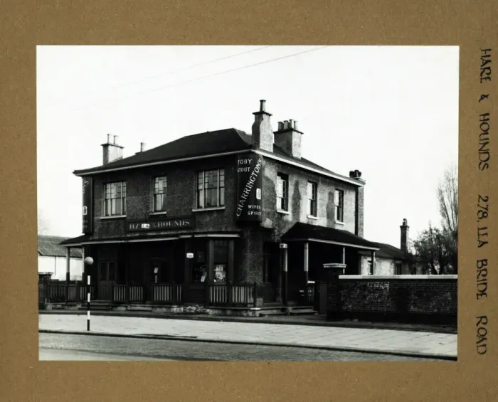 Framed Print : Photograph of Hare & Hounds PH, Lea Bridge, London Framed Print : Photograph of Hare & Hounds PH, Lea Bridge, London
