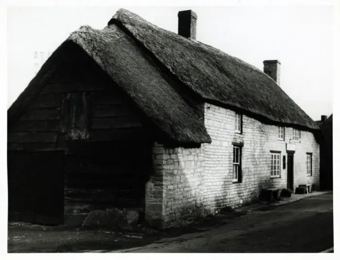 Framed Print : Photograph of Hare & Hounds PH, Somerton, Somerset Framed Print : Photograph of Hare & Hounds PH, Somerton, Somerset