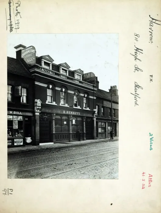 Framed Print : Photograph of Harrow PH, Stratford, London Framed Print : Photograph of Harrow PH, Stratford, London