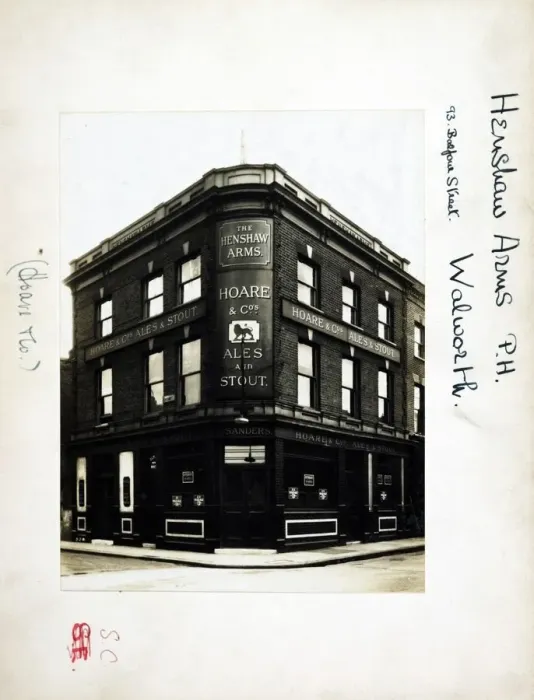 Framed Print : Photograph of Henshaw Arms, Walworth, London Framed Print : Photograph of Henshaw Arms, Walworth, London