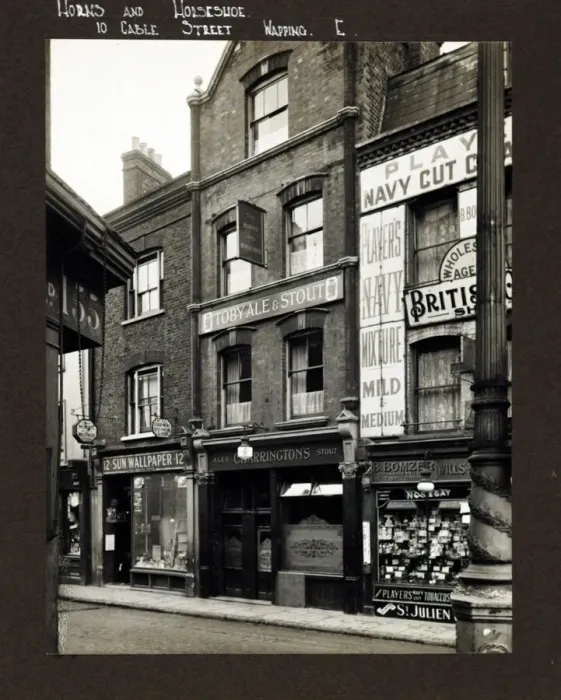 Framed Print : Photograph of Horns & Horseshoe PH, Wapping, London Framed Print : Photograph of Horns & Horseshoe PH, Wapping, London