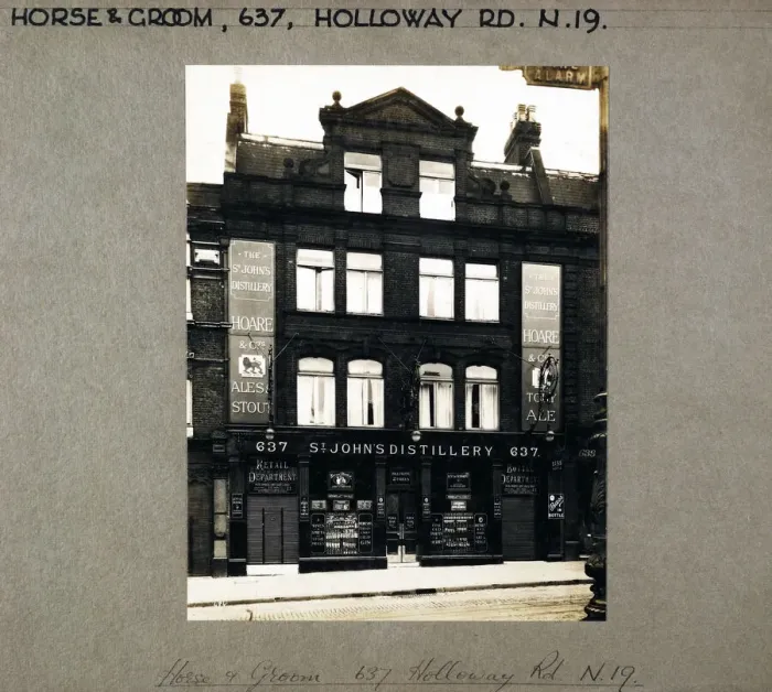 Framed Print : Photograph of Horse & Groom PH, Upper Holloway, London Framed Print : Photograph of Horse & Groom PH, Upper Holloway, London