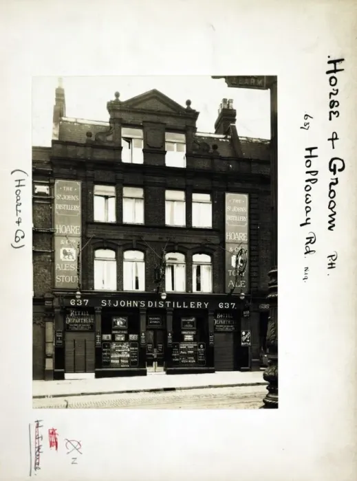 Framed Print : Photograph of Horse & Groom PH, Upper Holloway, London Framed Print : Photograph of Horse & Groom PH, Upper Holloway, London