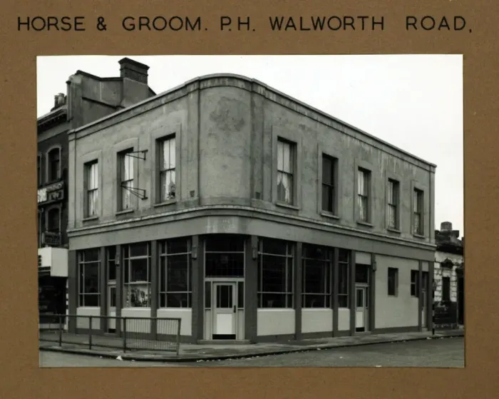 Framed Print : Photograph of Horse & Groom PH, Walworth, London Framed Print : Photograph of Horse & Groom PH, Walworth, London