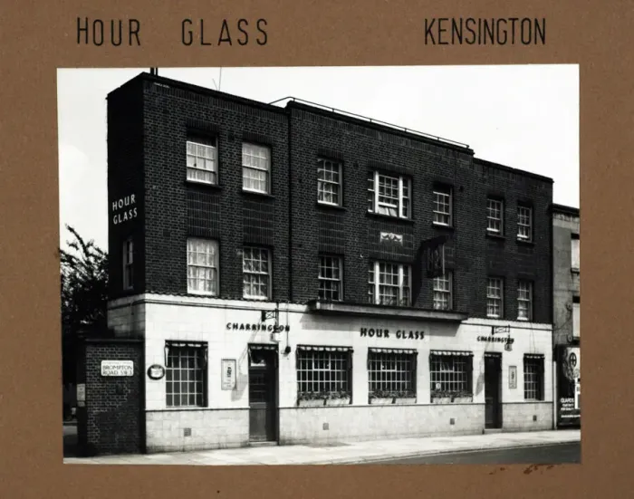 Framed Print : Photograph of Hour Glass PH, Kensington, London Framed Print : Photograph of Hour Glass PH, Kensington, London