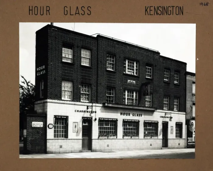 Framed Print : Photograph of Hour Glass PH, Kensington, London Framed Print : Photograph of Hour Glass PH, Kensington, London