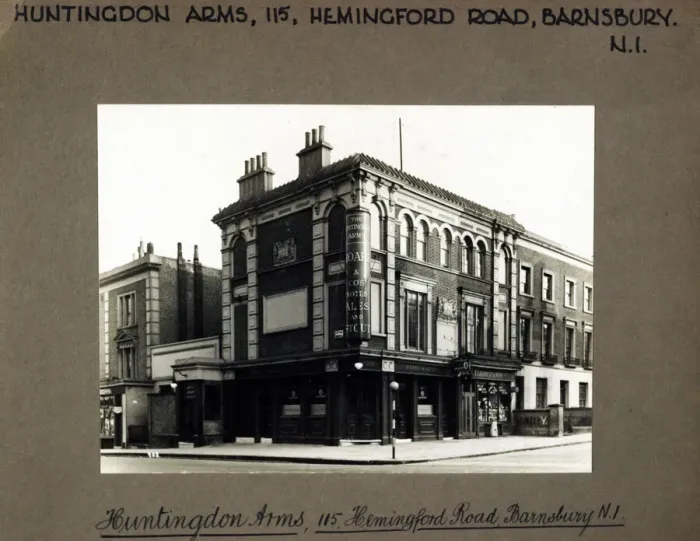 Framed Print : Photograph of Huntingdon Arms, Barnsbury, London Framed Print : Photograph of Huntingdon Arms, Barnsbury, London