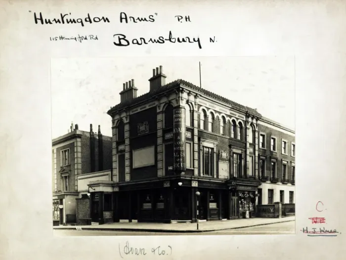Framed Print : Photograph of Huntingdon Arms, Barnsbury, London Framed Print : Photograph of Huntingdon Arms, Barnsbury, London