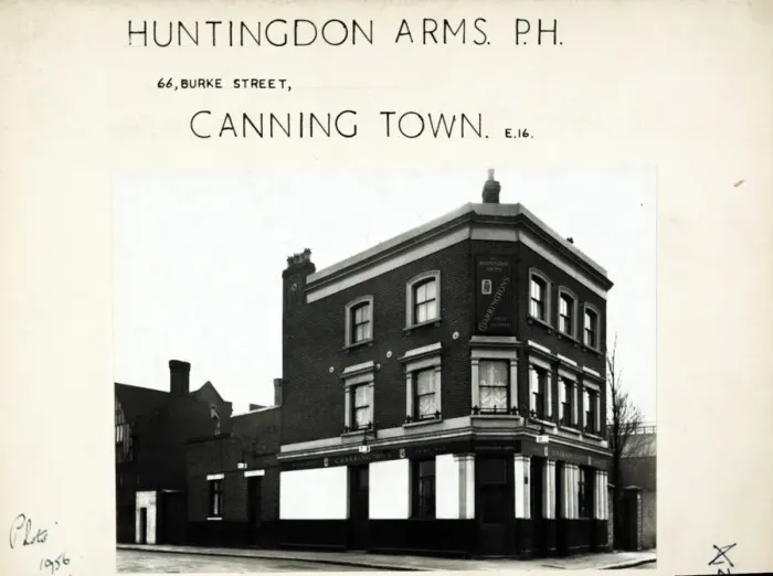 Framed Print : Photograph of Huntingdon Arms, Canning Town, London Framed Print : Photograph of Huntingdon Arms, Canning Town, London