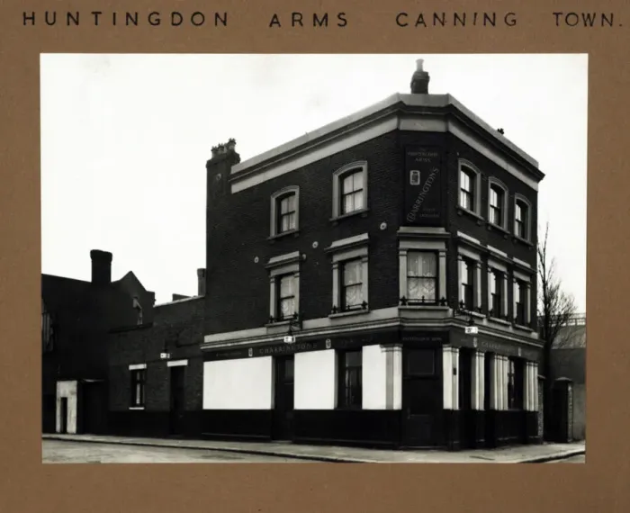 Framed Print : Photograph of Huntingdon Arms, Canning Town, London Framed Print : Photograph of Huntingdon Arms, Canning Town, London