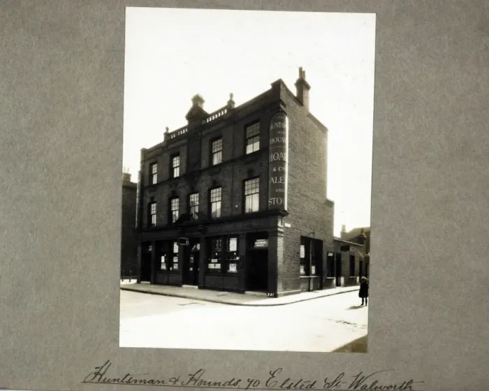 Framed Print : Photograph of Huntsman & Hounds PH, Walworth, London Framed Print : Photograph of Huntsman & Hounds PH, Walworth, London