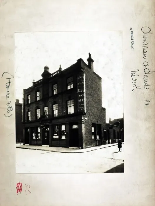 Framed Print : Photograph of Huntsman & Hounds PH, Walworth, London Framed Print : Photograph of Huntsman & Hounds PH, Walworth, London
