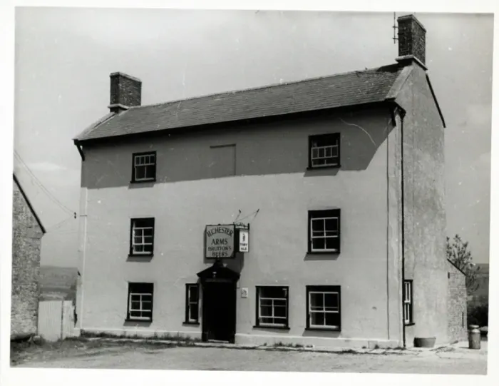 Framed Print : Photograph of Ilchester Arms Inn, Shepton Mallet, Somerset Framed Print : Photograph of Ilchester Arms Inn, Shepton Mallet, Somerset