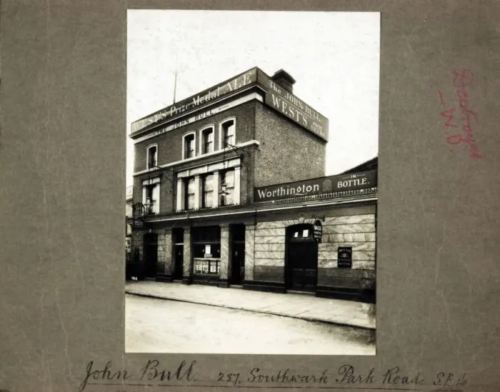 Framed Print : Photograph of John Bull PH, Southwark, London Framed Print : Photograph of John Bull PH, Southwark, London