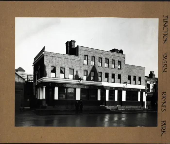 Framed Print : Photograph of Junction Tavern, Raynes Park, London Framed Print : Photograph of Junction Tavern, Raynes Park, London