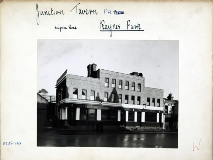 Framed Print : Photograph of Junction Tavern, Raynes Park, London Framed Print : Photograph of Junction Tavern, Raynes Park, London