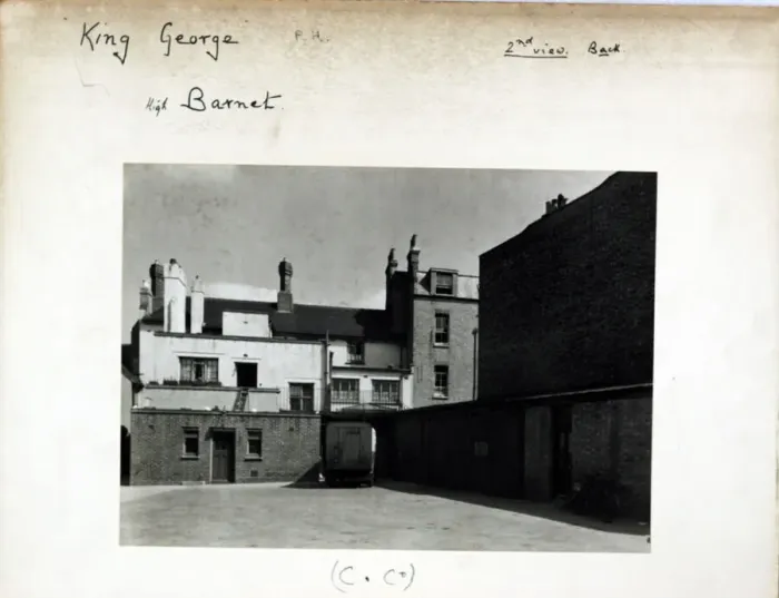 Framed Print : Photograph of King George PH, Barnet, Greater London Framed Print : Photograph of King George PH, Barnet, Greater London