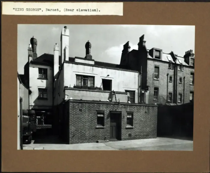 Framed Print : Photograph of King George PH, Barnet, Greater London Framed Print : Photograph of King George PH, Barnet, Greater London