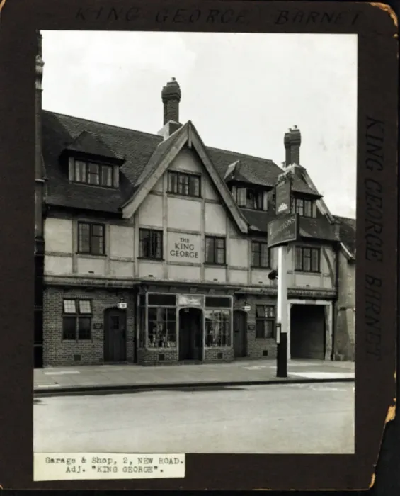 Framed Print : Photograph of King George PH, Barnet, Greater London Framed Print : Photograph of King George PH, Barnet, Greater London