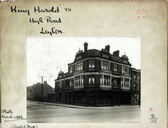 Framed Print : Photograph of King Harold PH, Leyton, London Framed Print : Photograph of King Harold PH, Leyton, London
