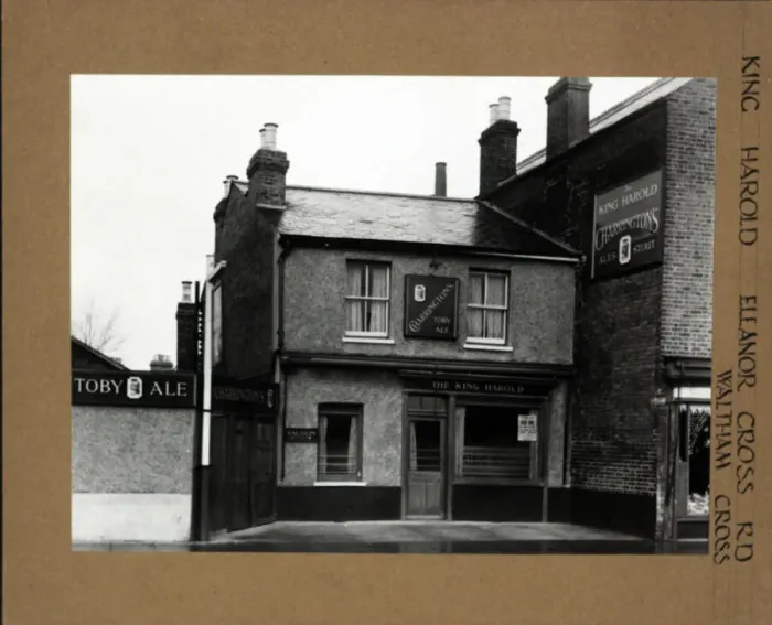 Framed Print : Photograph of King Harold PH, Waltham Cross, London Framed Print : Photograph of King Harold PH, Waltham Cross, London