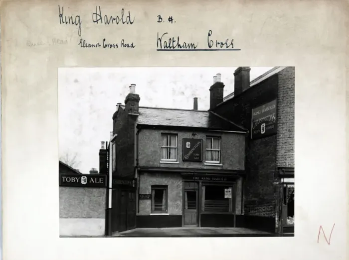 Framed Print : Photograph of King Harold PH, Waltham Cross, London Framed Print : Photograph of King Harold PH, Waltham Cross, London