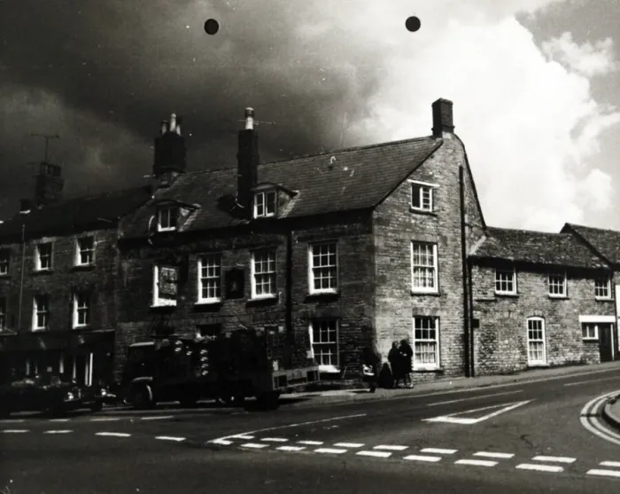 Framed Print : Photograph of Kings Arms Hotel, Chipping Norton, Oxfordshire Framed Print : Photograph of Kings Arms Hotel, Chipping Norton, Oxfordshire