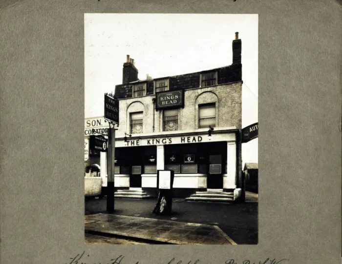 Framed Print : Photograph of Kings Head PH, Clapham, London Framed Print : Photograph of Kings Head PH, Clapham, London