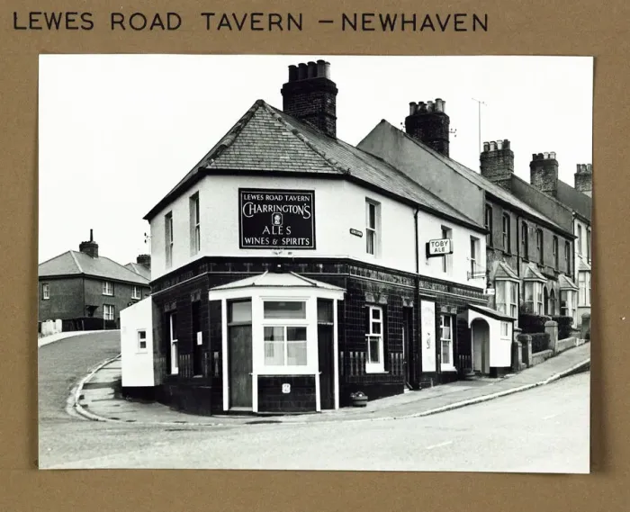 Framed Print : Photograph of Lewes Road Tavern, Newhaven, Sussex Framed Print : Photograph of Lewes Road Tavern, Newhaven, Sussex
