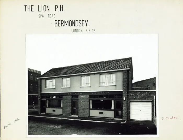 Framed Print : Photograph of Lion PH, Bermondsey (New), London Framed Print : Photograph of Lion PH, Bermondsey (New), London