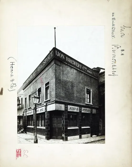 Framed Print : Photograph of Lion PH, Bermondsey (Old), London Framed Print : Photograph of Lion PH, Bermondsey (Old), London