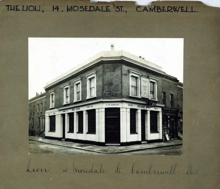 Framed Print : Photograph of Lion PH, Camberwell, London Framed Print : Photograph of Lion PH, Camberwell, London