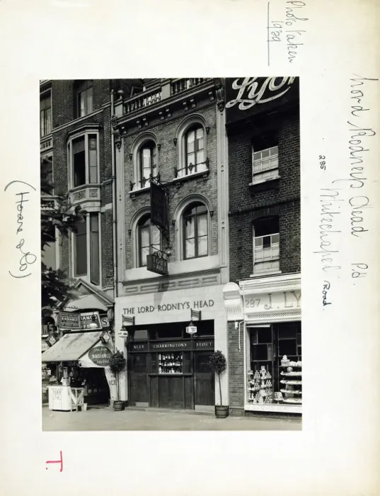 Framed Print : Photograph of Lord Rodneys Head PH, Whitechapel, London Framed Print : Photograph of Lord Rodneys Head PH, Whitechapel, London