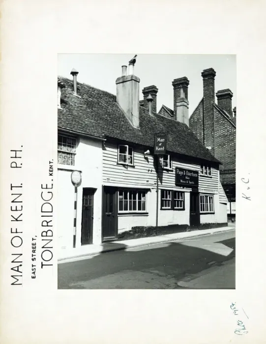 Framed Print : Photograph of Man Of Kent PH, Tonbridge, Kent Framed Print : Photograph of Man Of Kent PH, Tonbridge, Kent