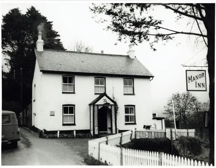 Framed Print : Photograph of Manor Inn, Exeter, Devon Framed Print : Photograph of Manor Inn, Exeter, Devon