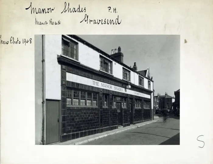 Framed Print : Photograph of Manor Shades PH, Gravesend, Kent Framed Print : Photograph of Manor Shades PH, Gravesend, Kent