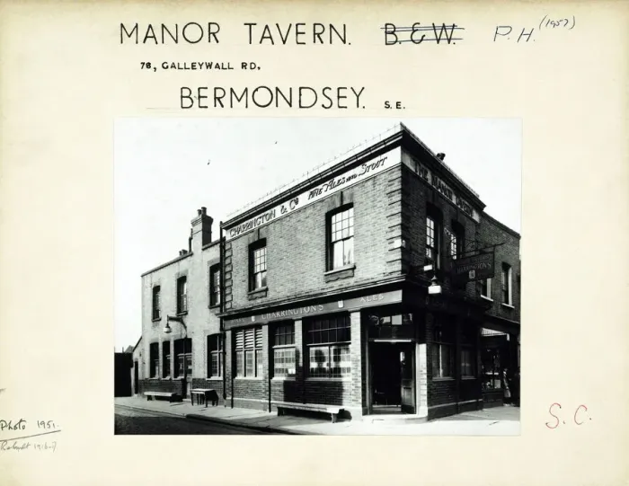 Framed Print : Photograph of Manor Tavern, Bermondsey, London Framed Print : Photograph of Manor Tavern, Bermondsey, London