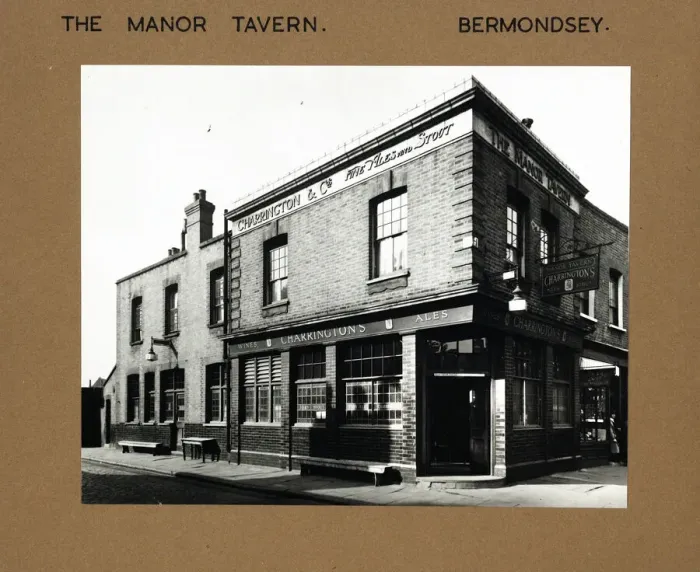 Framed Print : Photograph of Manor Tavern, Bermondsey, London Framed Print : Photograph of Manor Tavern, Bermondsey, London